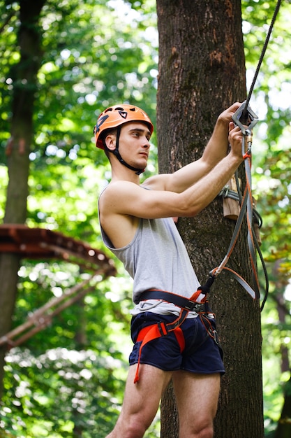 L&#39;uomo si prepara a salire sulle corde del parco