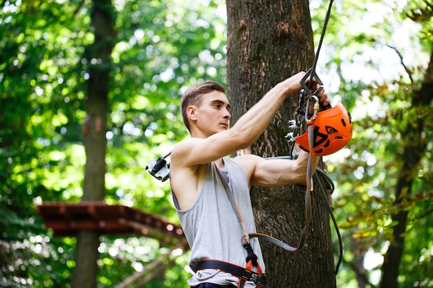 L&#39;uomo si prepara a salire sulle corde del parco