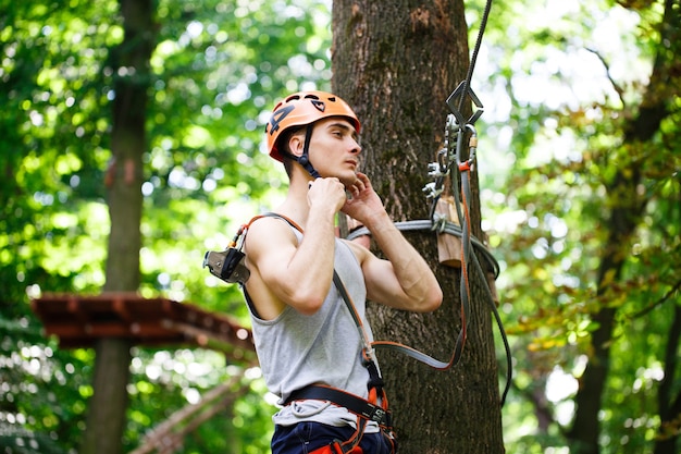 L&#39;uomo si prepara a salire sulle corde del parco