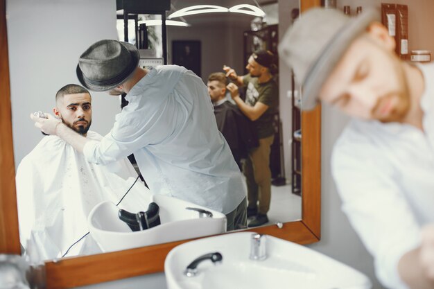 L&#39;uomo si taglia la barba nel barbiere.