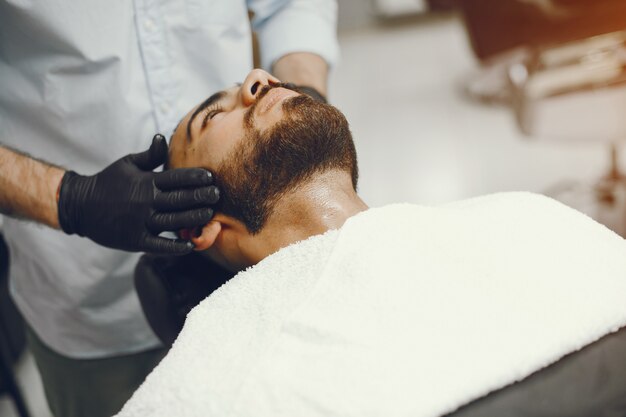 L&#39;uomo si taglia la barba nel barbiere.