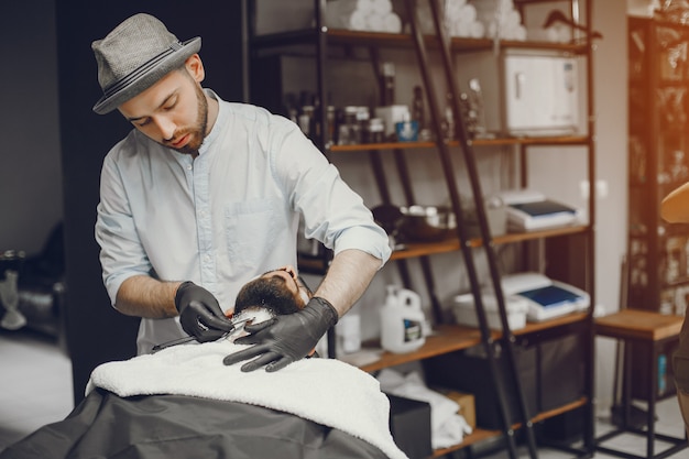 L&#39;uomo si taglia la barba nel barbiere.