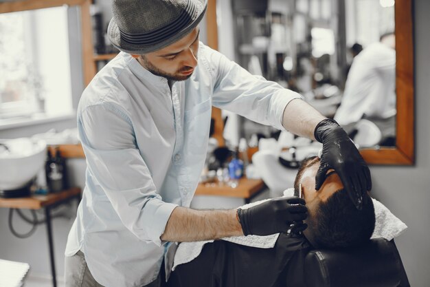 L&#39;uomo si taglia la barba nel barbiere.