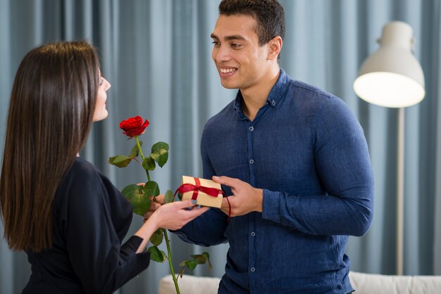 L'uomo sorprende la sua ragazza con un regalo carino