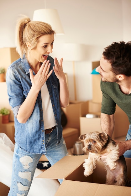 L'uomo sorprende una donna con un piccolo animale domestico