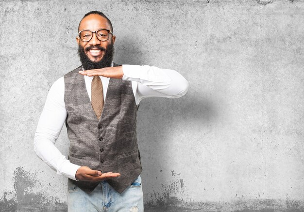 L&#39;uomo sorride con le mani che indica una misura della dimensione della sua camicia