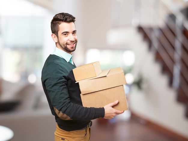 L&#39;uomo sorridente con un sacco di scatole