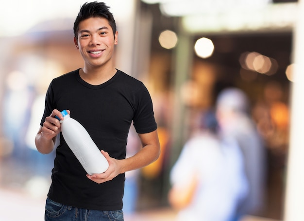 L&#39;uomo sorridente con una bottiglia di latte