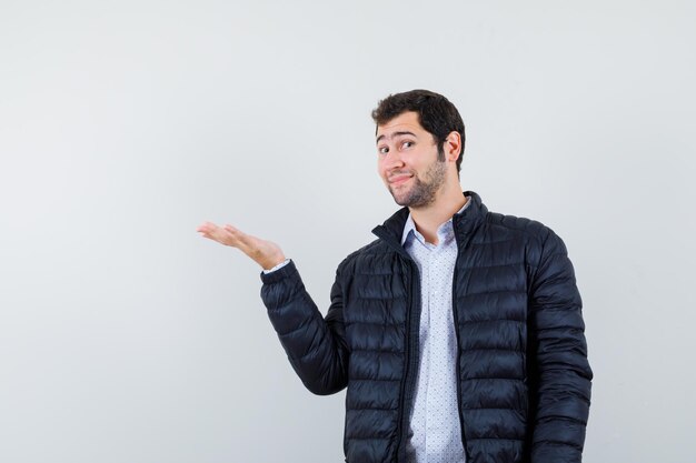 L'uomo sorridente sta indicando elft con la mano su sfondo bianco