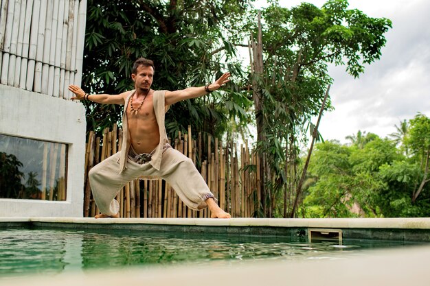 L'uomo sta praticando il qigong