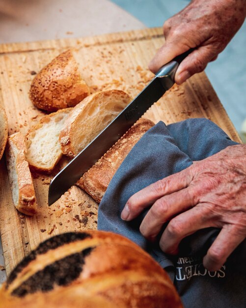 L'uomo taglia la pagnotta di pane