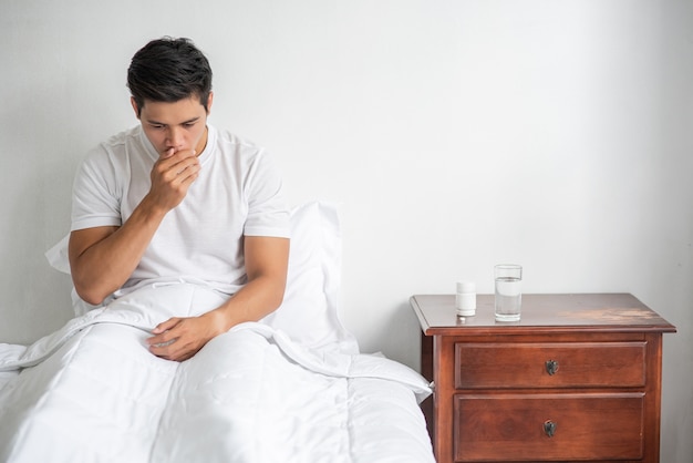 L'uomo tossì, si portò una mano alla bocca e si sedette sul letto.