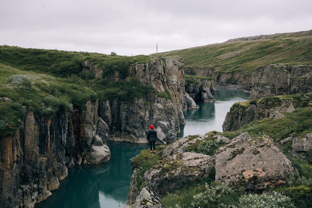 L'uomo viaggiatore cammina arund paesaggio islandese