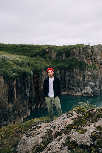 L'uomo viaggiatore cammina arund paesaggio islandese