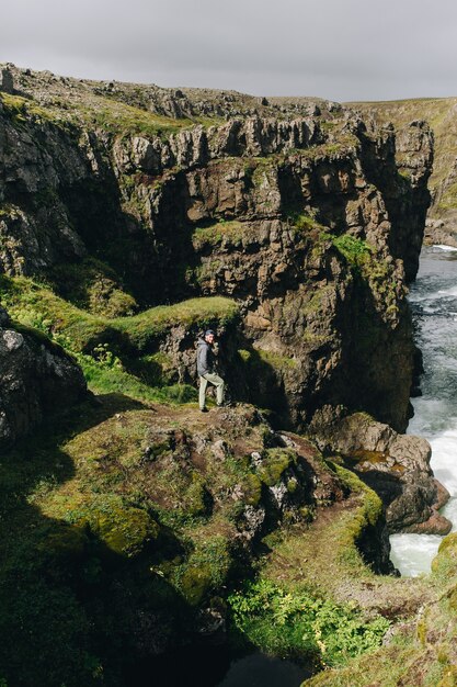 L'uomo viaggiatore cammina arund paesaggio islandese