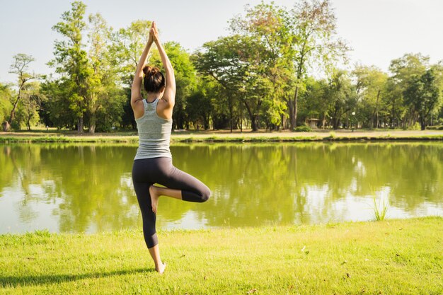 L&#39;yoga della giovane donna asiatica all&#39;aperto mantiene la calma e medita mentre pratica l&#39;yoga