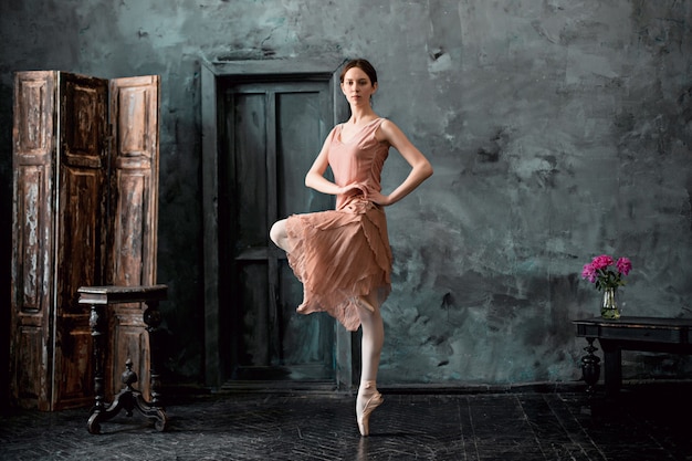 La ballerina giovane e incredibilmente bella è in posa e danza