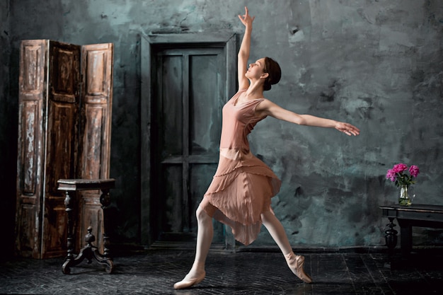 La ballerina giovane e incredibilmente bella è in posa e danza