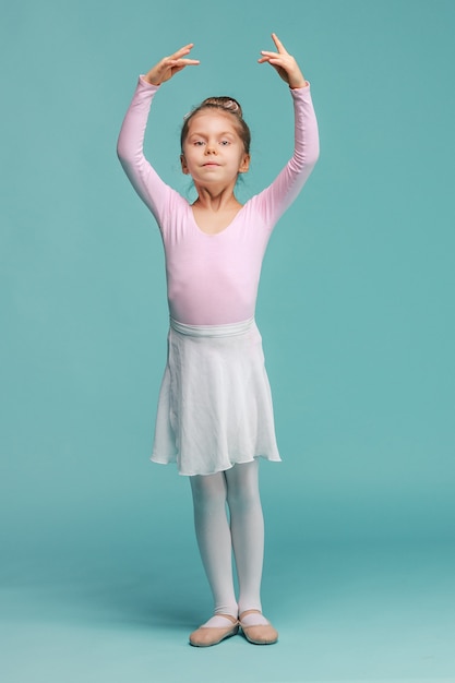 La bambina come ballerina balerina su studio blu