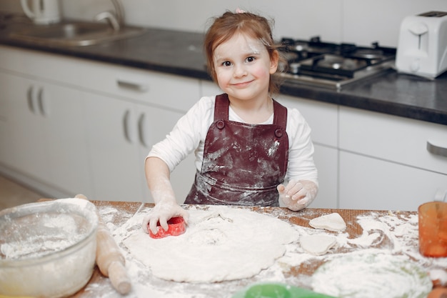 La bambina cucina l&#39;impasto per i biscotti