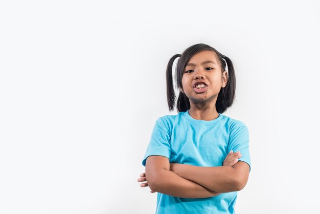 la bambina si sente arrabbiata nello studio di colpo