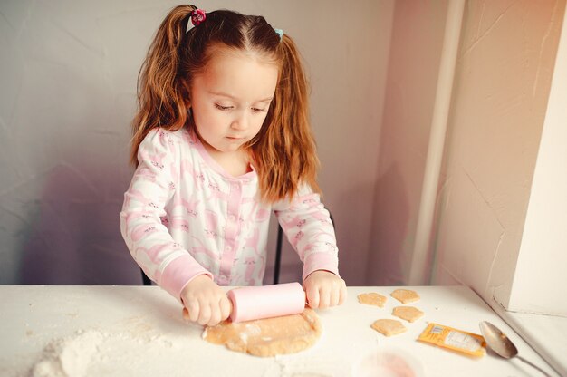 La bambina sveglia si diverte in una cucina