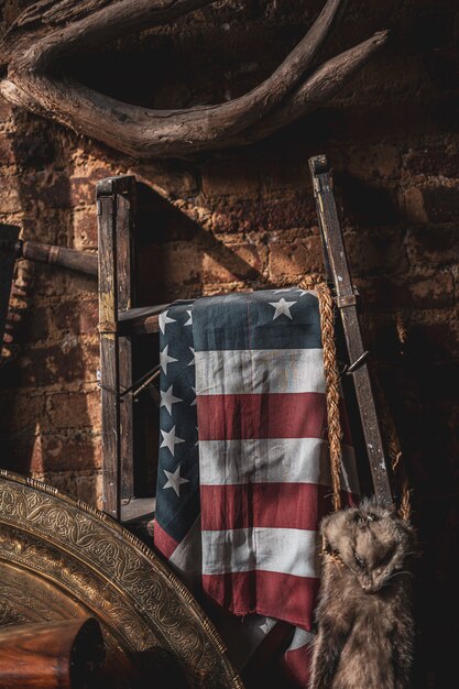 la bandiera degli Stati Uniti era appesa su un supporto di metallo in un'antica soffitta
