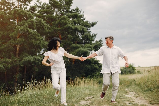 La bella coppia adulta passa il tempo in un campo dell'estate