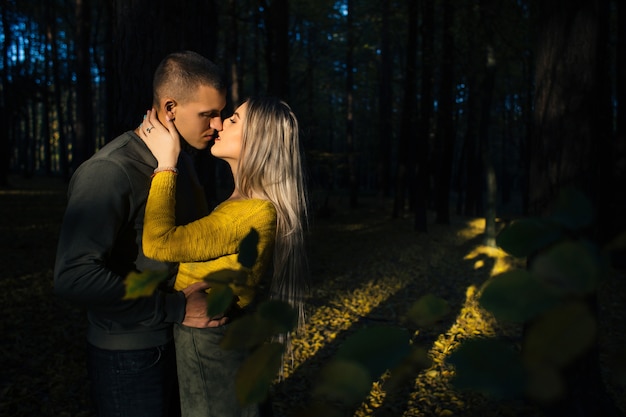 La bella coppia in amore baci nel parco