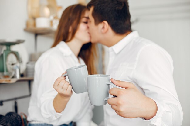 La bella coppia passa il tempo in una cucina