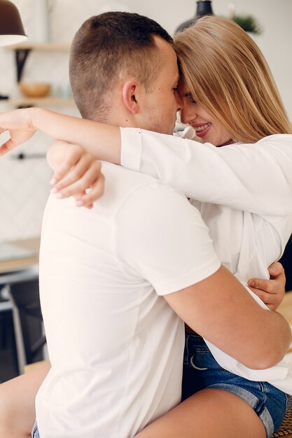 La bella coppia passa il tempo in una cucina