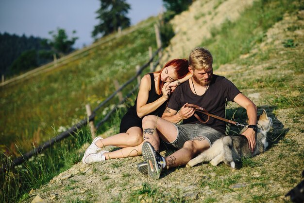 La bella coppia si siede su una collina e si abbraccia