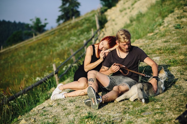 La bella coppia si siede su una collina e si abbraccia