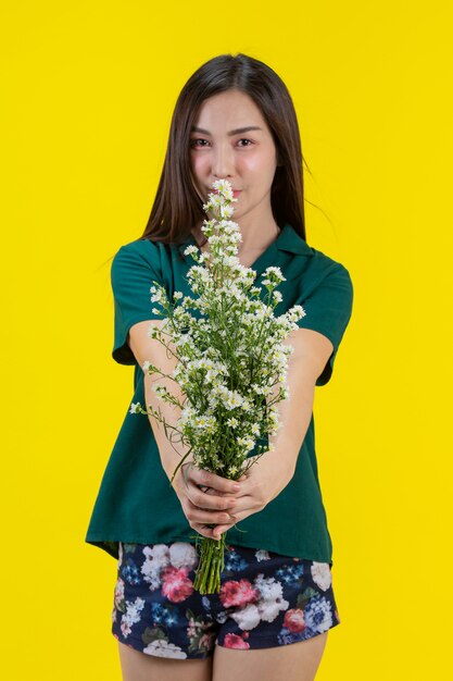 la bella donna allunga il fiore sulle sue mani