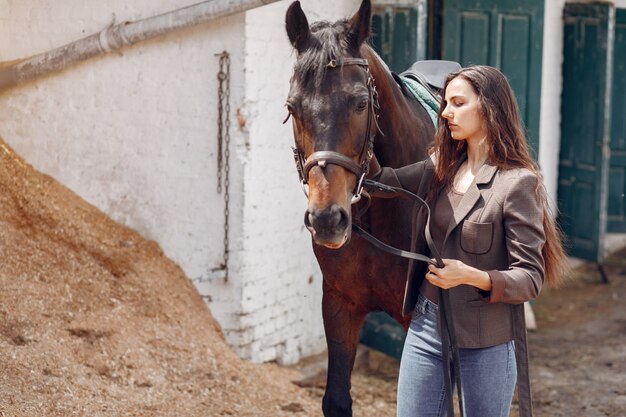 La bella donna passa il tempo con un cavallo