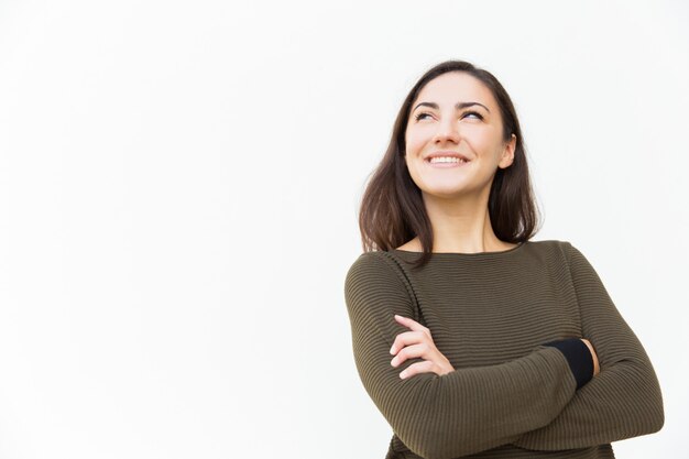 La bella donna sicura felice con le armi ha attraversato cercare