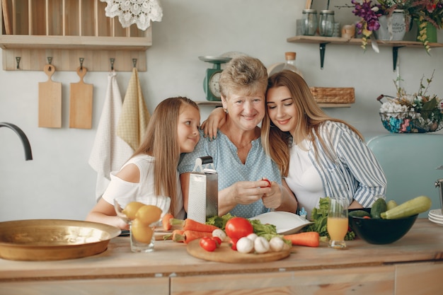 La bella famiglia prepara il cibo in una cucina