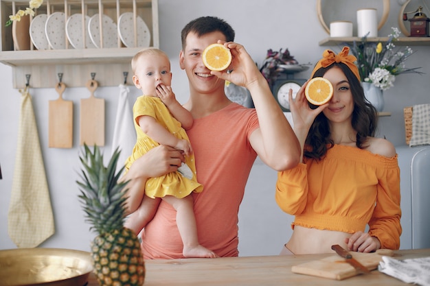 La bella famiglia prepara il cibo in una cucina