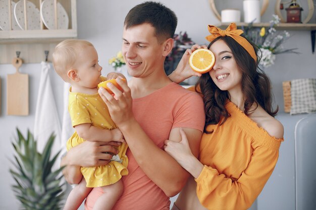 La bella famiglia prepara il cibo in una cucina