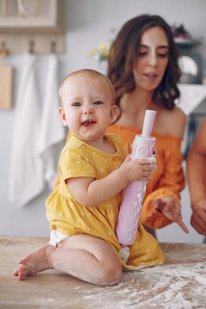 La bella famiglia prepara il cibo in una cucina