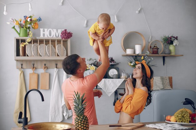 La bella famiglia prepara il cibo in una cucina