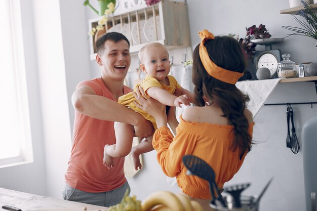 La bella famiglia prepara il cibo in una cucina