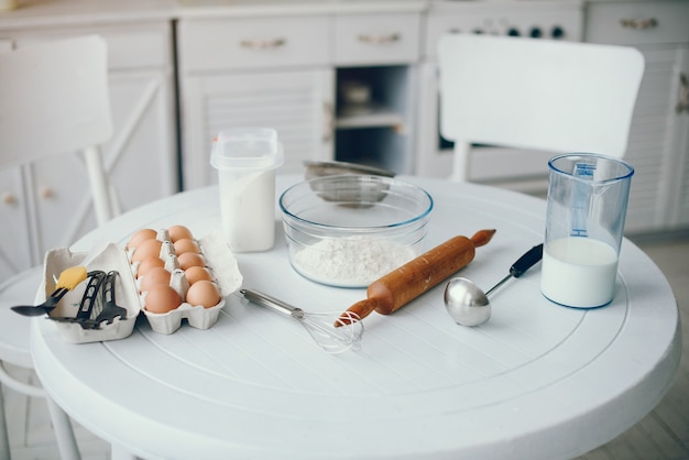 La bella famiglia prepara la colazione in una cucina