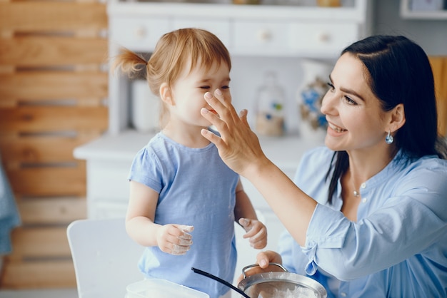 La bella famiglia prepara la colazione in una cucina