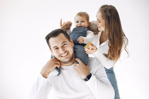 La bella famiglia trascorre del tempo in una camera da letto