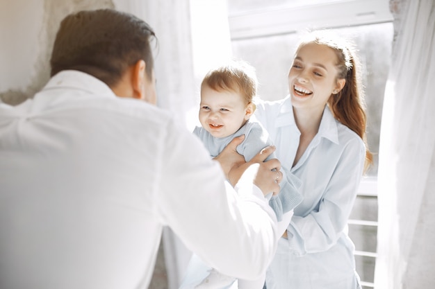 La bella famiglia trascorre del tempo in una camera da letto