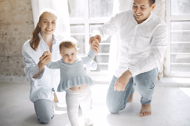 La bella famiglia trascorre del tempo in una camera da letto