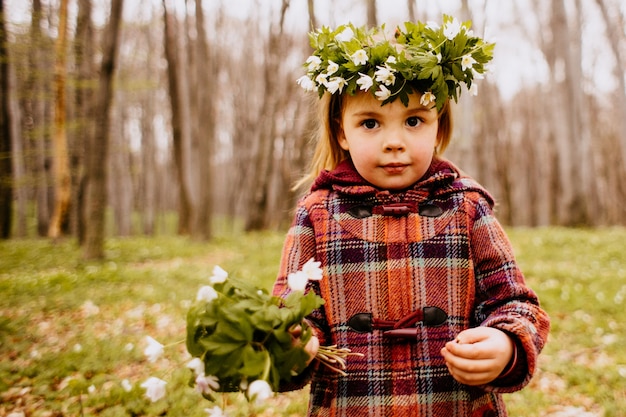 La bella figlia ha una corona e un bouquet di bucaneve
