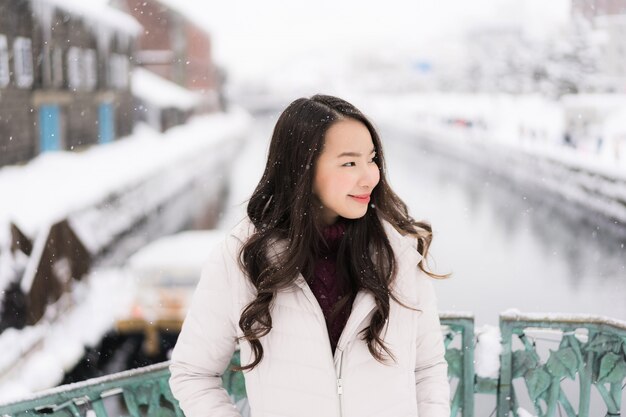 La bella giovane donna asiatica sorride e soddisfatta del viaggio di viaggio nel canale Hokkaido Giappone di Otaru