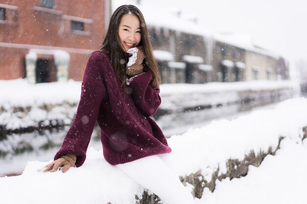 La bella giovane donna asiatica sorride e soddisfatta del viaggio di viaggio nel canale Hokkaido Giappone di Otaru